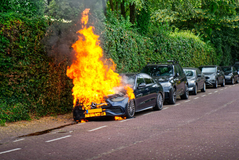 Autobrand aan Ubbergseweg snel onder controle, Mercedes verloren gegaan