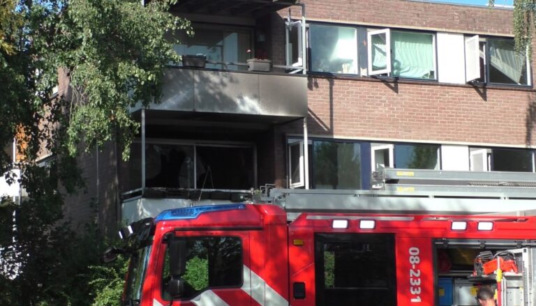 Grote brand verwoest appartement in Tolhuis: woning onbewoonbaar, complex geëvacueerd